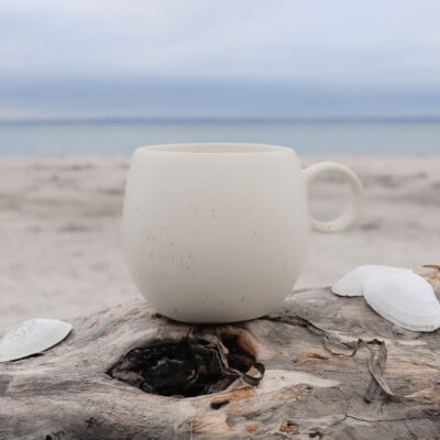 Steingut Tasse muschelweiß